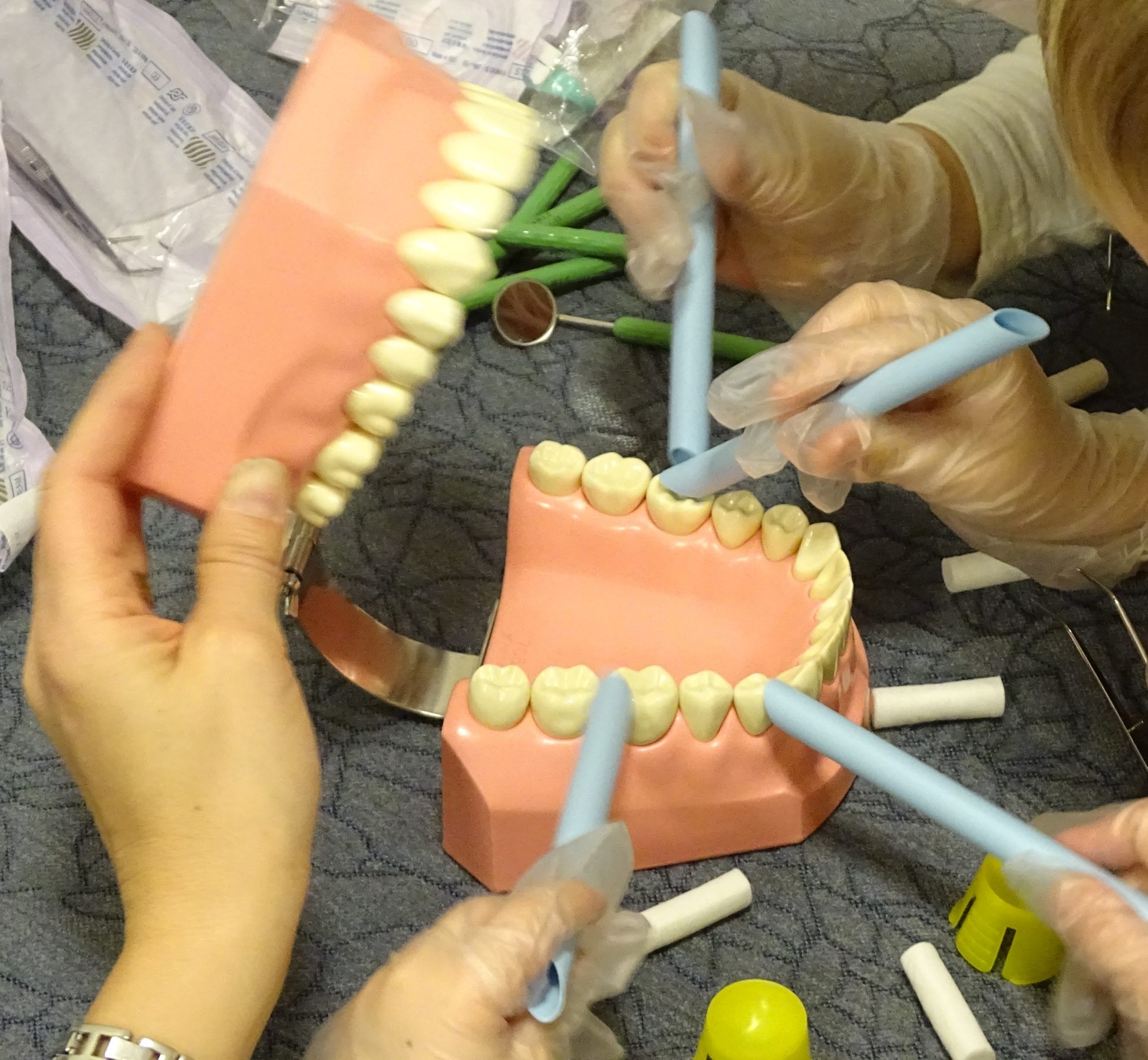 Kuva hampaiden tutkimisesta.